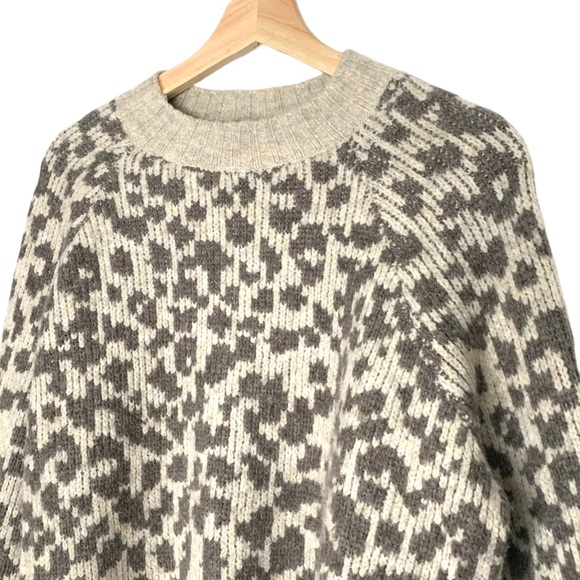 Old Navy Cozy Crew Neck Cheetah Print Sweater Size Medium - Picture 2 of 9